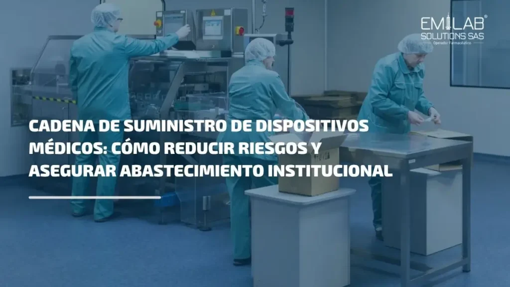 Personal técnico en ambiente controlado opera una línea de empaque de dispositivos médicos para abastecimiento institucional